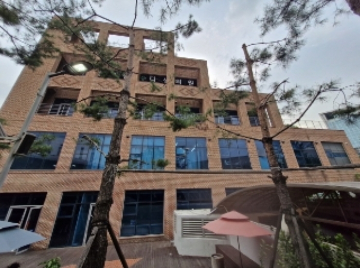 건물 전경 (도로 뒷쪽)