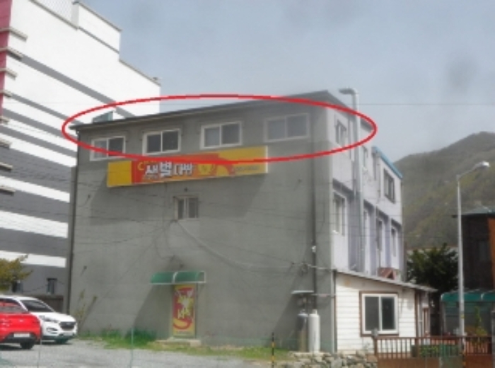 기호 2번과 일체형으로 사용중인 제시외 경량철골조 판넬지붕 주택(3층소재)