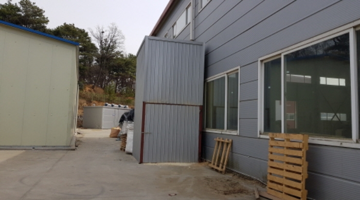 목록13.토지 지상 소재 제시외 창고(톱밥 저장) 