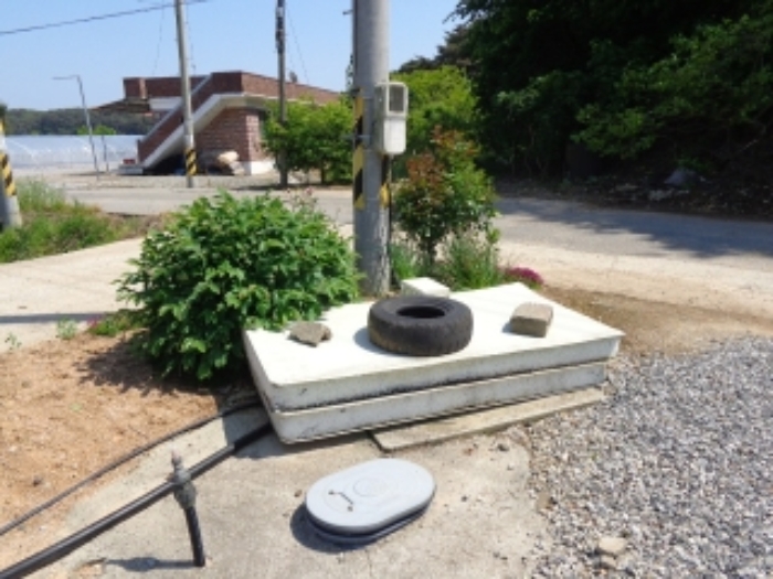 [목록 3] 남동쪽 경계 부분 지상에 있는 관정으로 보이는 시설의 모습