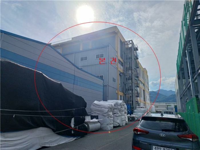 본건 전경 - 동측 인근에서 촬영