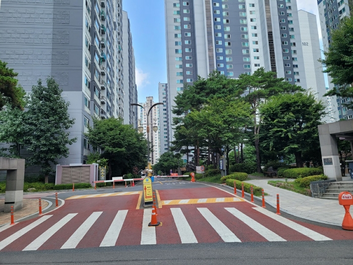 아파트단지 서측 후문 출입구 전경
(서측 주변에서 촬영)
