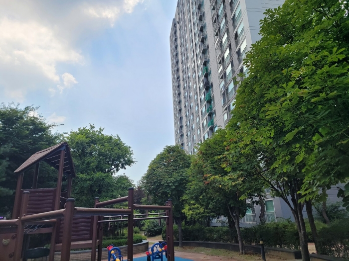 본건 소재 건물동 남측 부분 전경
(동측 주변에서 촬영)