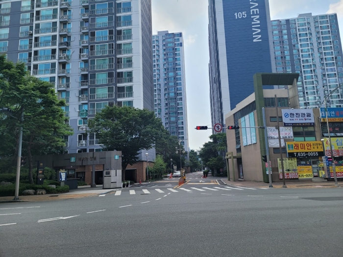 아파트단지 정문 출입구 전경
(동측 주변에서 촬영)