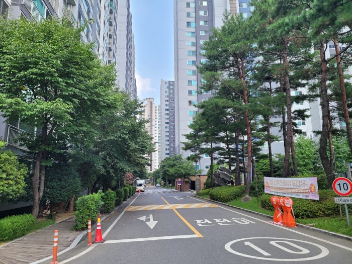 아파트단지 내부 도로 전경