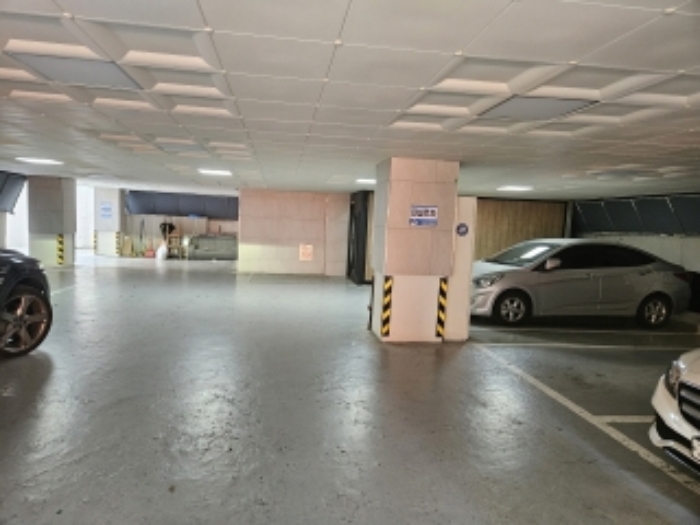 부전동 535-26 지상 8층 숙박업소 필로티 1층 주차장 전경