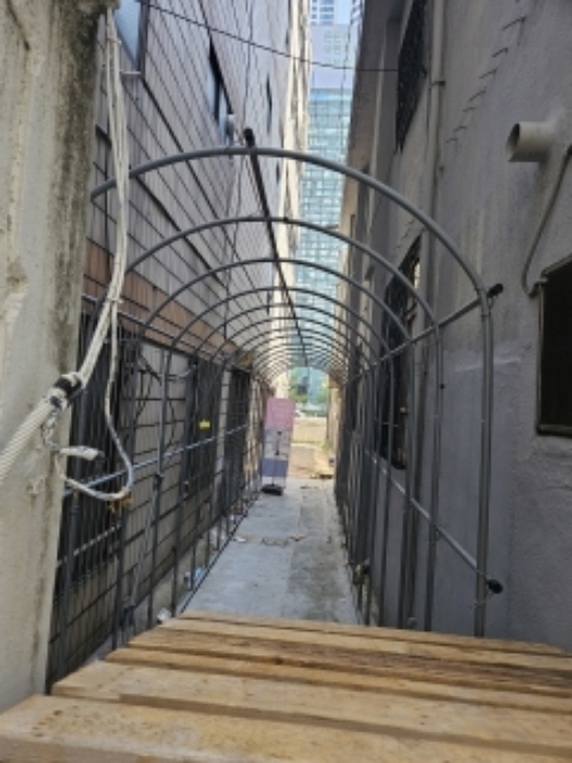 부전동 535-32 숙박업소 외부 주차장과 인접도로와 통행로(사용 하지 않아 막아 놓았음)