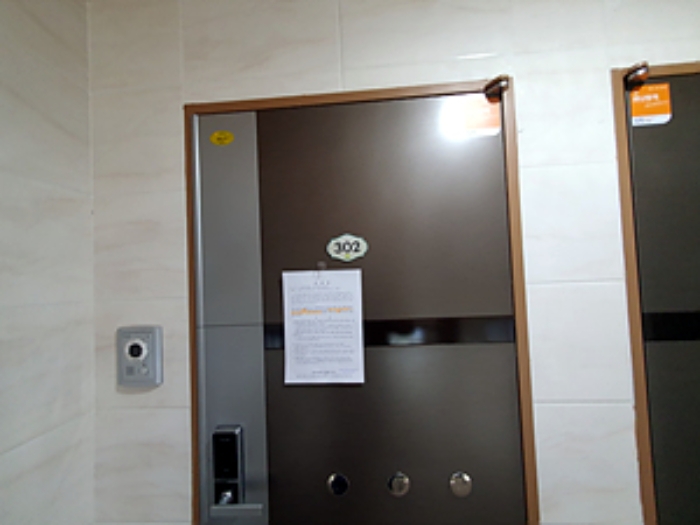 302호, 출입문에 안내문 부착(2023.10/19).