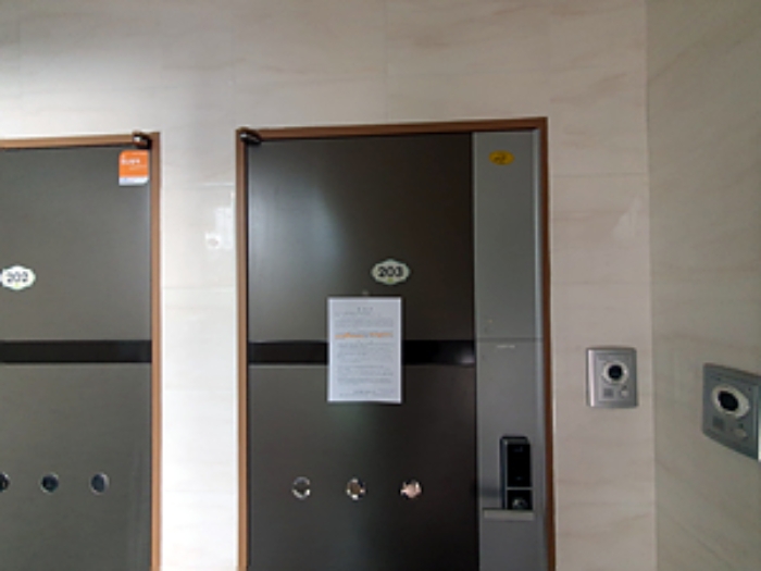 203호, 출입문에 안내문 부착(2023.10/19).