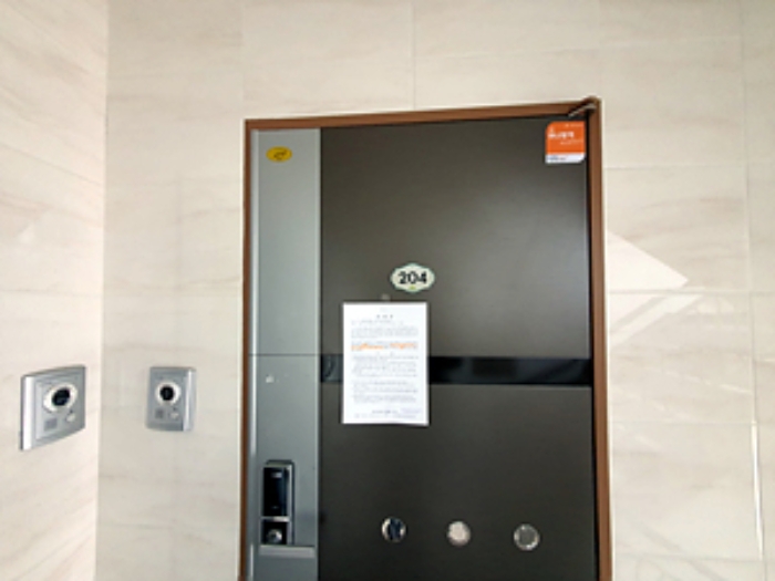 204호, 출입문에 안내문 부착(2023.10/19).