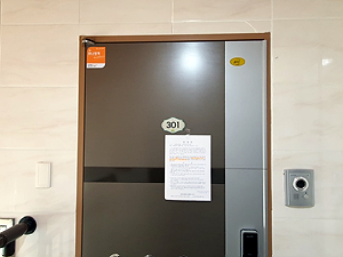 301호, 출입문에 안내문 부착(2023.10/24).