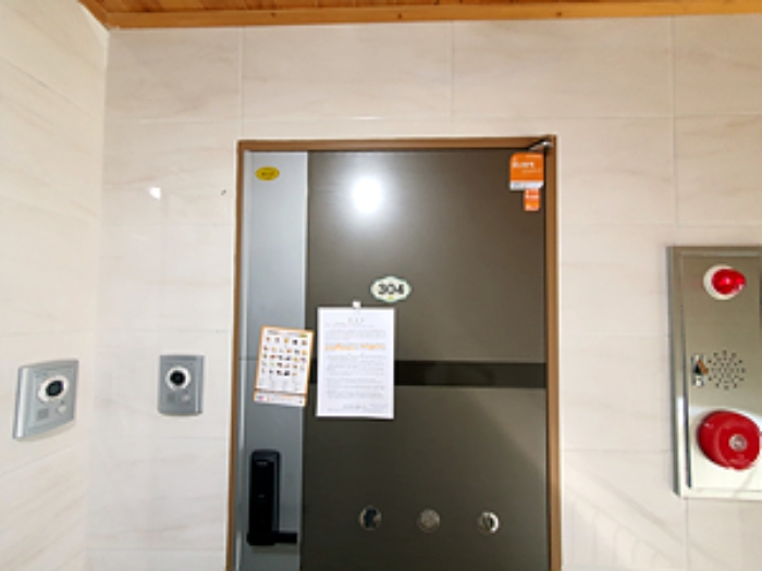 304호, 출입문에 안내문 부착(2023.10/19).