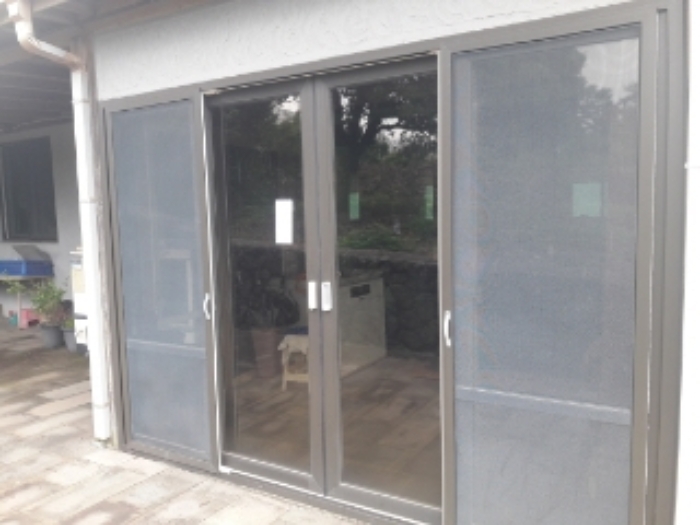 소재지1.(수산리 1029-2) 지상 제시건물 1층 출입문(안내문 부착)