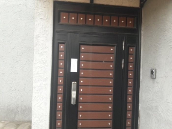 소재지1.(수산리 1029-2) 지상 제시건물 2층 출입문(안내문 부착)