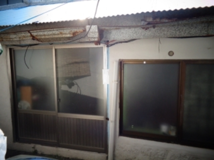 소재지1. 지상 소재지2.(만덕로4길 13-2) 출입구 우측 제시건물 뒷편 건물 전경(안내문부착)