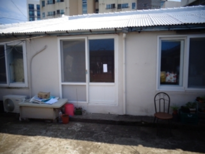 소재지1. 지상 소재지2.(만덕로4길 13-2) 출입구 정면 제시건물 전경(안내문부착)