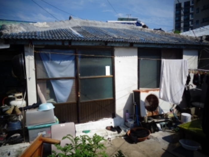 소재지1. 지상 소재지2.(만덕로4길 13-2) 출입구 좌측 제시건물 전경(안내문부착)