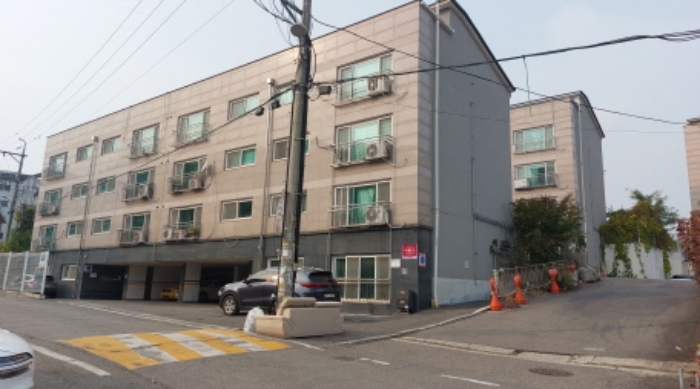 성석동 1002-3 도로에서 바라본 도로명주소(고봉로658번길 149)를 함께 사용하는 건물 2동 전경