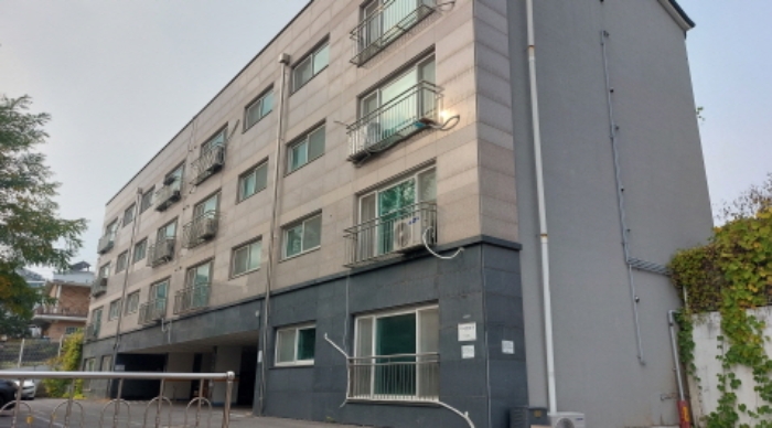 외벽에 `루체빌 B동` 표시가 있는 건물 전경