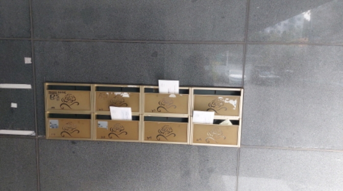 위 건물의 우편함 전경(우편함에 B동 표시가 기재됨)1