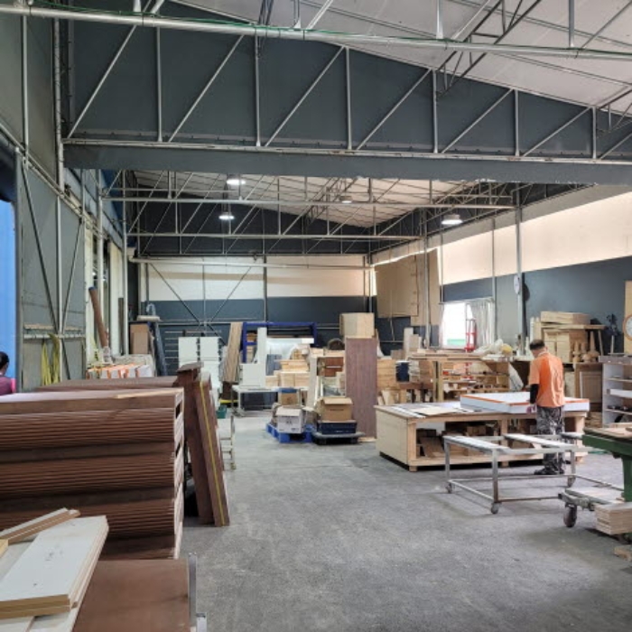 목록2 건물(나동) 공장내부 및 제시외 목재 등 전경