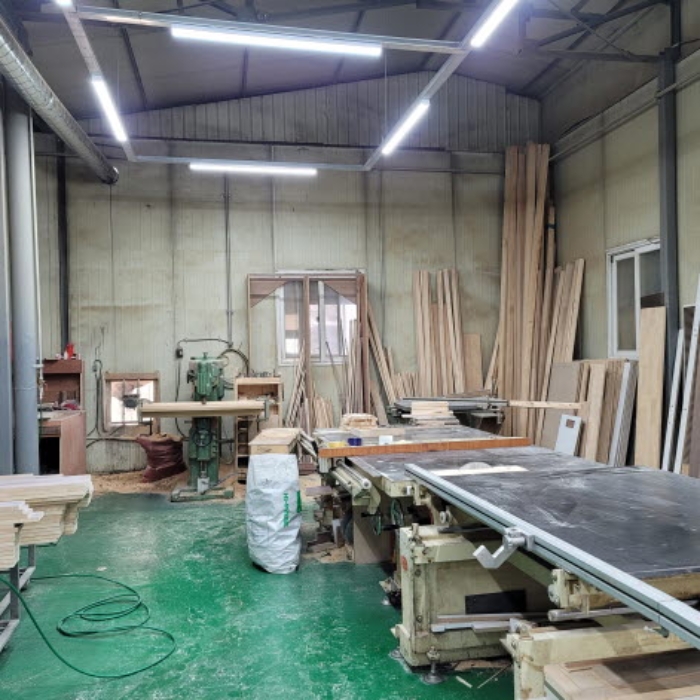 목록2 건물(나동) 공장내부 및 제시외 목재 등 전경