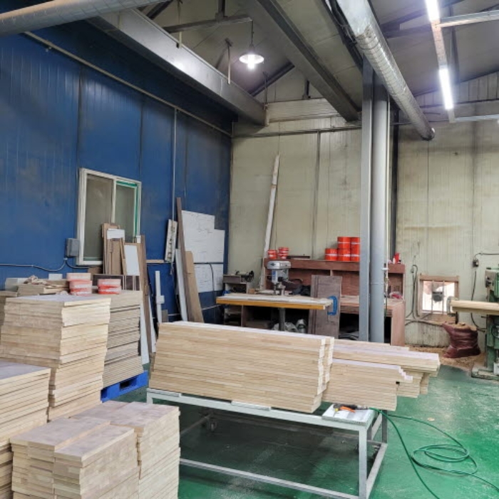 목록2 건물(나동) 공장내부 및 제시외 목재 등 전경