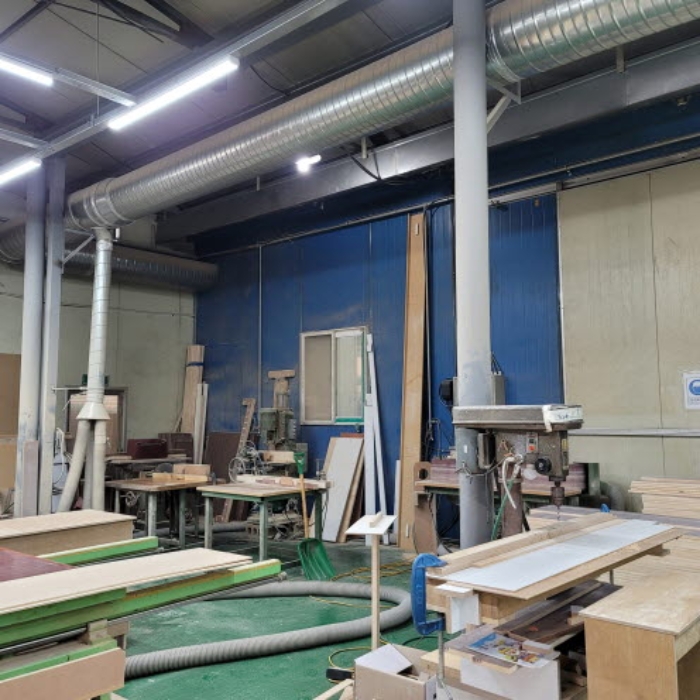 목록2 건물(나동) 공장내부 및 제시외 목재 등 전경