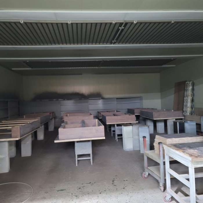 목록2 건물(나동) 공장내부 및 제시외 목재 등 전경