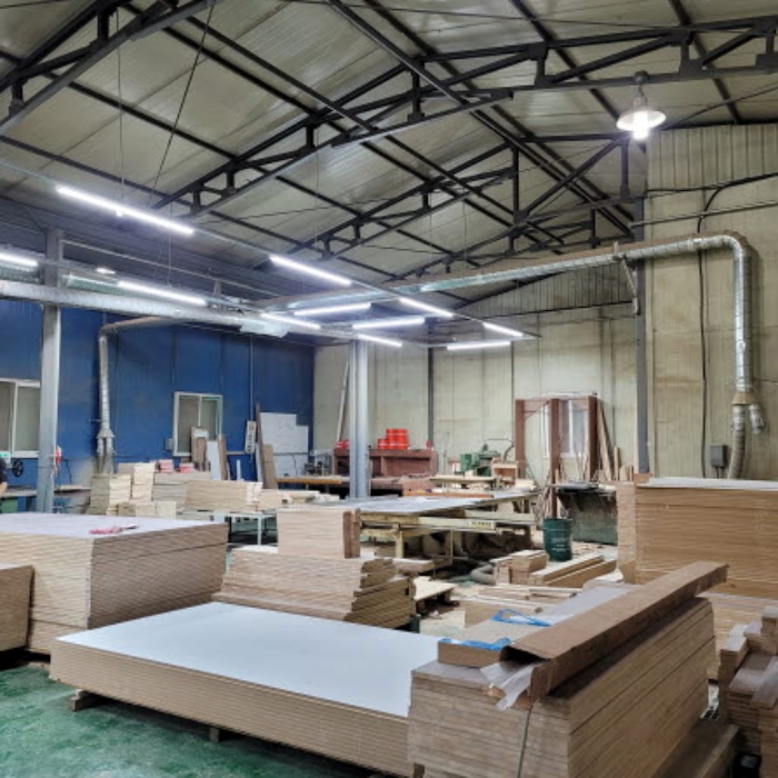 목록2 건물(나동) 공장내부 및 제시외 목재 등 전경