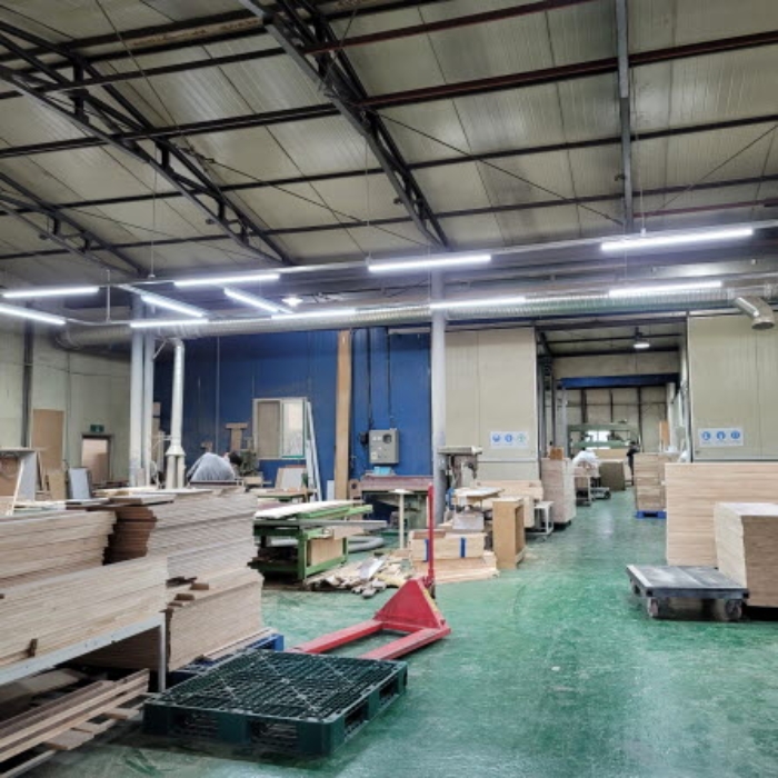 목록2 건물(나동) 공장내부 및 제시외 목재 등 전경