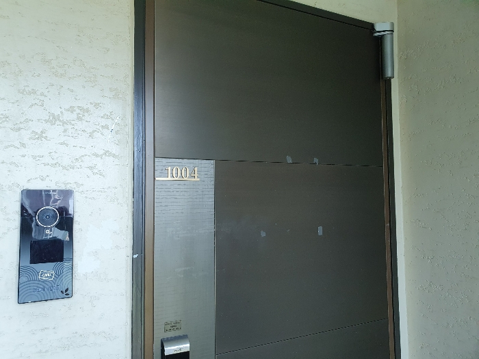 본건 현관출입문 전경