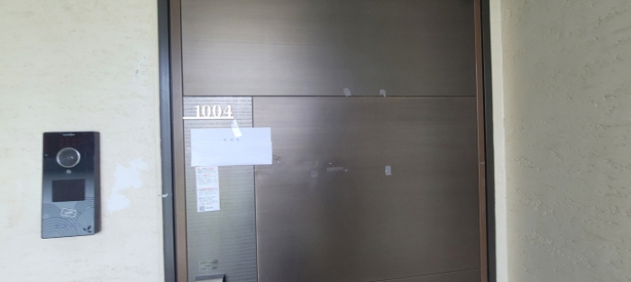 전유세대 출입문(현황조사 안내문 부착)