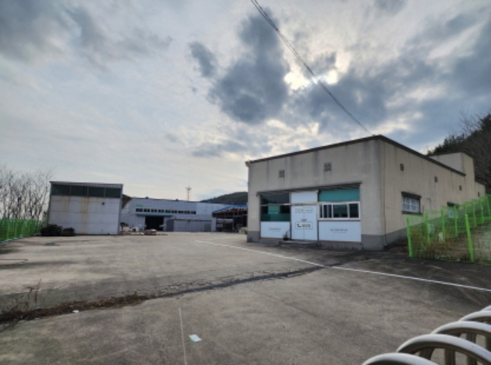 비동호
철근콘크리트조 콘크리트지붕 단층건물

제시 외 건물
경량철골조단층건물
