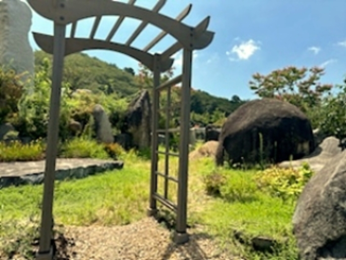 기호1 및 지상 제시외 정원석 등