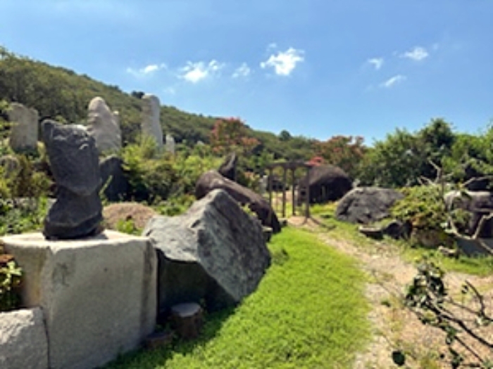 기호1 및 지상 제시외 정원석 등