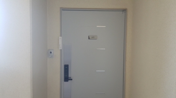 601호 출입문
