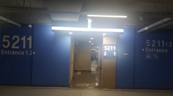 지하주차장 출입현관