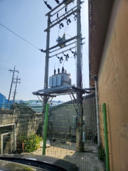 제시외 건물 변전시설(A동 측면) 전경