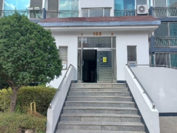 본건 호원동 미도아파트 103동 402호에 출입할수있는 1층 공동현관문 앞쪽 현황사진