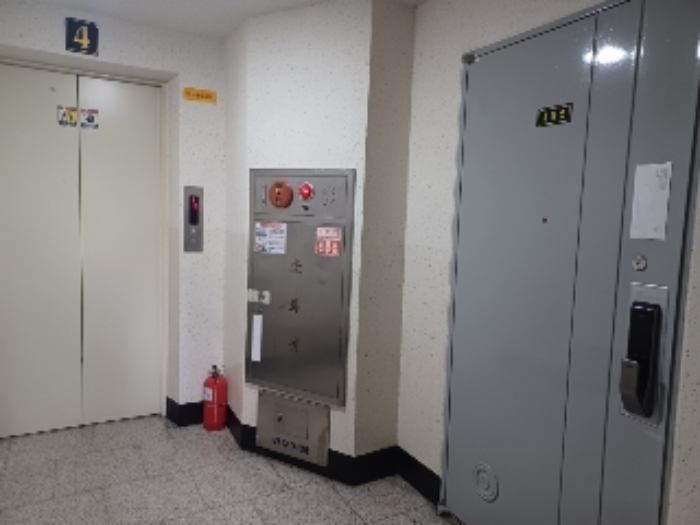 본건 호원동 미도아파트 103동 402호 현관문 앞쪽 현황사진