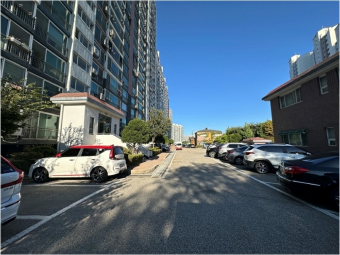 본건 단지내 지상주차장 전경