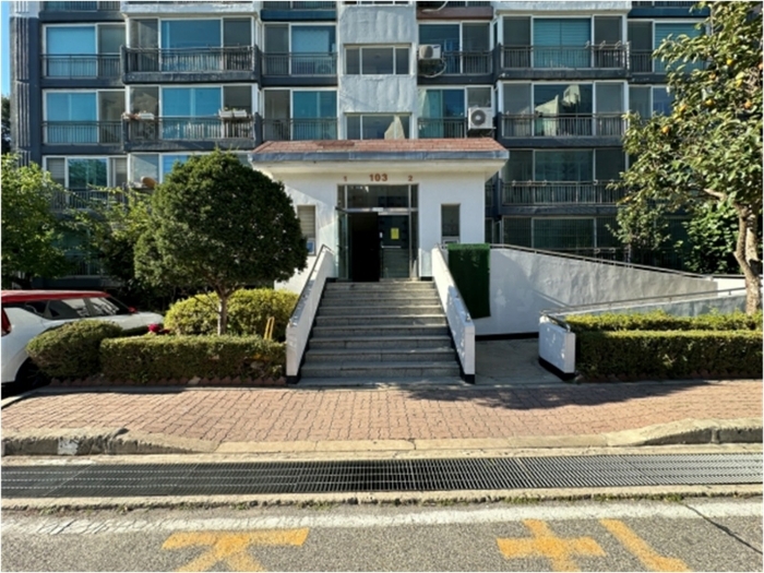 본건 건물(103동) 1,2호 라인 1층 출입구 전경