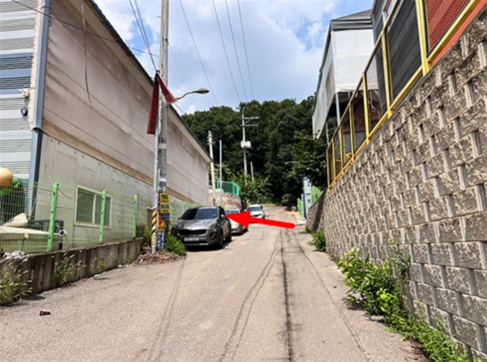 <본건 남동측 진입로변에서 촬영>‘><br /><img src=