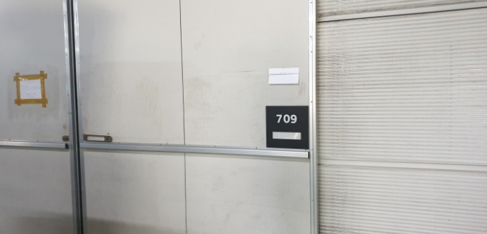 본건 출입문(안내문 부착)