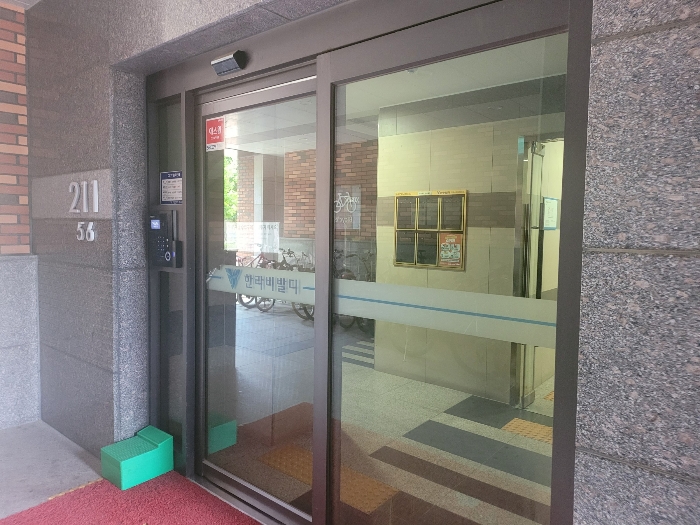 주 출입구 전경