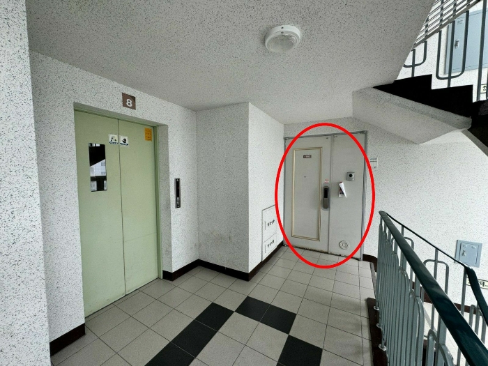 8층 엘리베이터 및 현관문