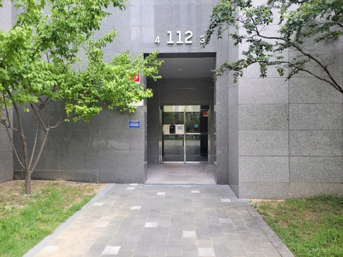 [ 본건 공동현관문 전경 ]