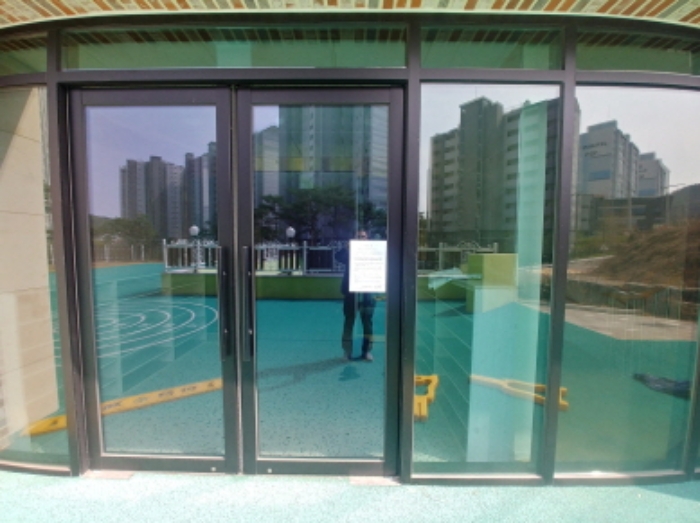 목록1 1층 출입문 안내문 부착