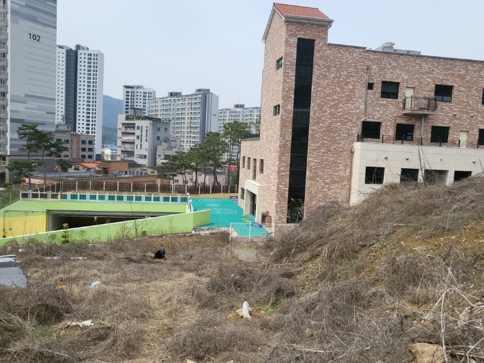 본건 기호(1) 지상 타인소유 건물